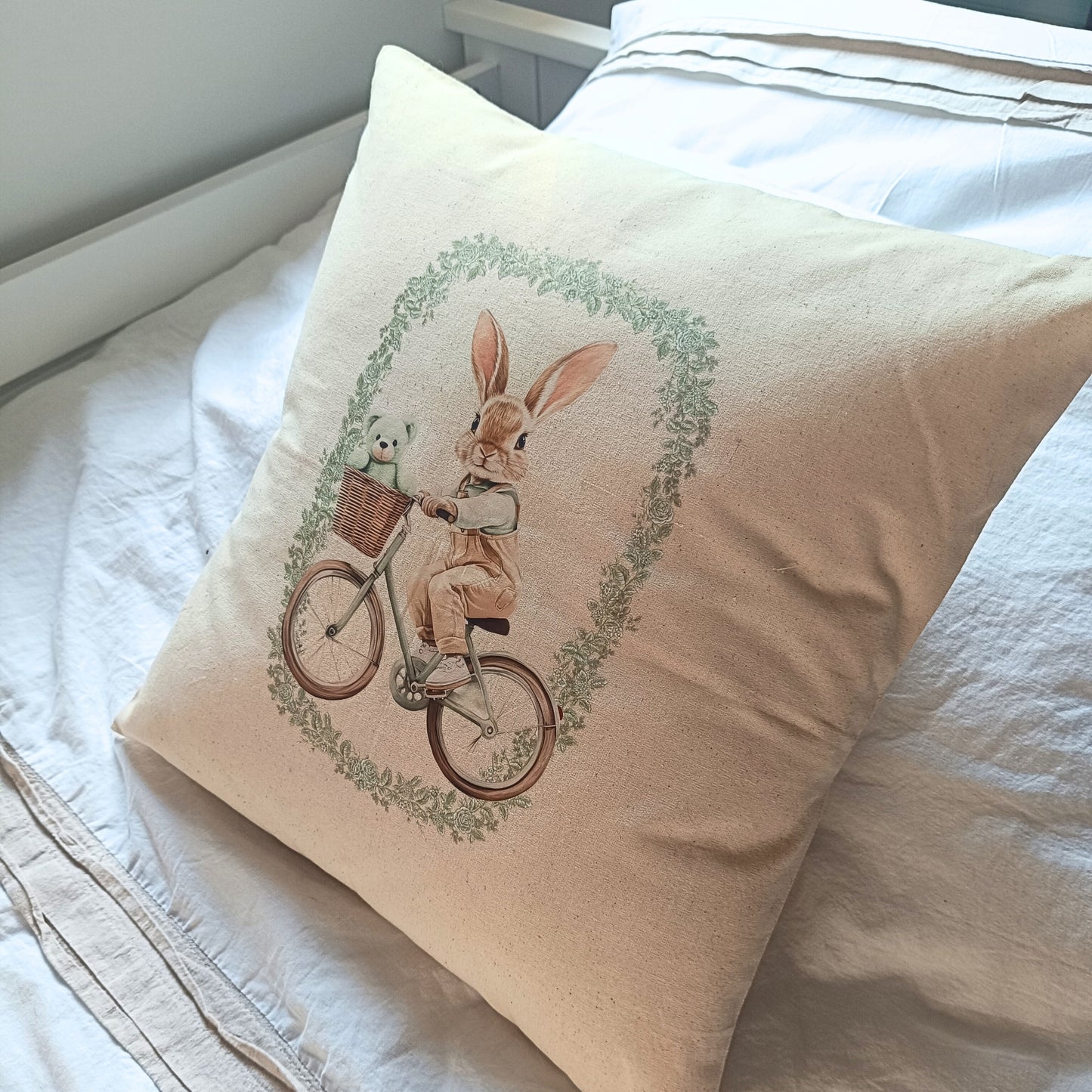 Housse de coussin “Lapin à vélo” - Atelier Les Jolies Choses